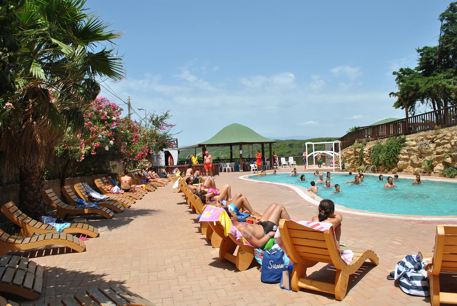 Piscina e solarium dell'Hotel Village Kairos